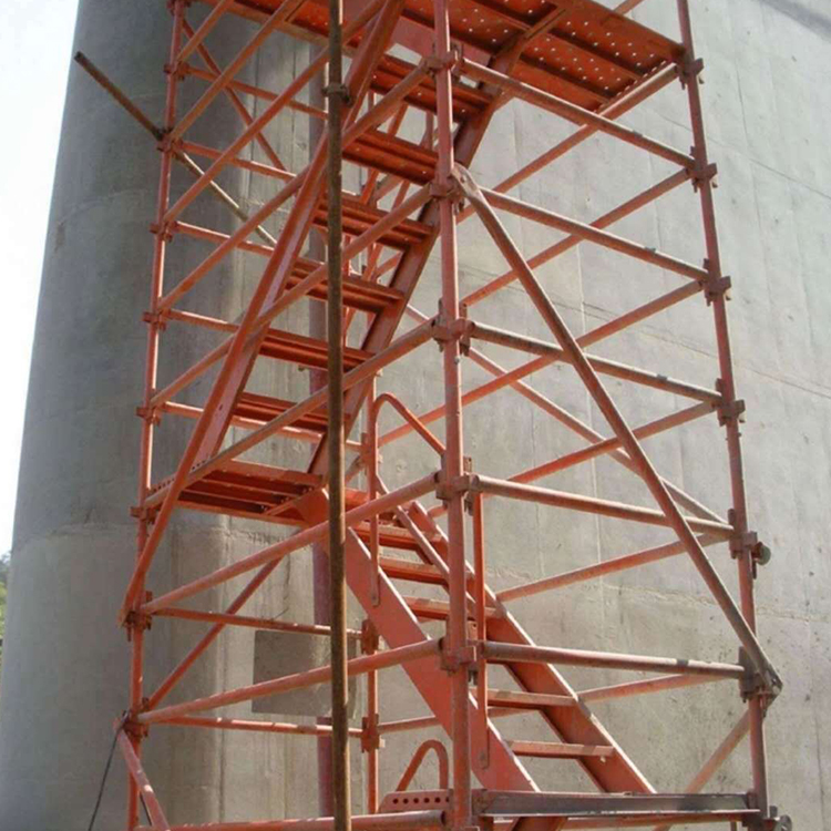 永邦建筑 專業(yè)提供掛網式爬梯與75加強型施工安全爬梯，定制化腳手架解決方案